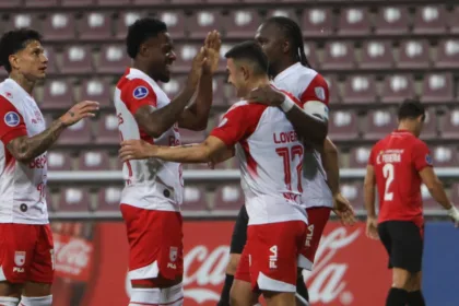 La clasificación tiene además un premio de alto nivel: Santa Fe se enfrentará a River Plate en los octavos de final de la Copa Sudamericana. El conjunto argentino será un desafío considerablemente mayor para el 'Cardenal', que llegará a esa instancia después de haber eliminado con autoridad a Caracas y con la confianza de haber cerrado la serie sin recibir goles - Foto: Independiente Santa Fe