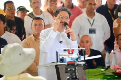 El dirigente conservador afirmó que Iván Cepeda era “más guerrillero que Gustavo Petro” y cuestionó su posición frente a la política de paz del anterior Gobierno. Las declaraciones generaron una respuesta inmediata del senador, quien anunció que acudirá ante la Fiscalía - Foto: Facebook Iván Cepeda