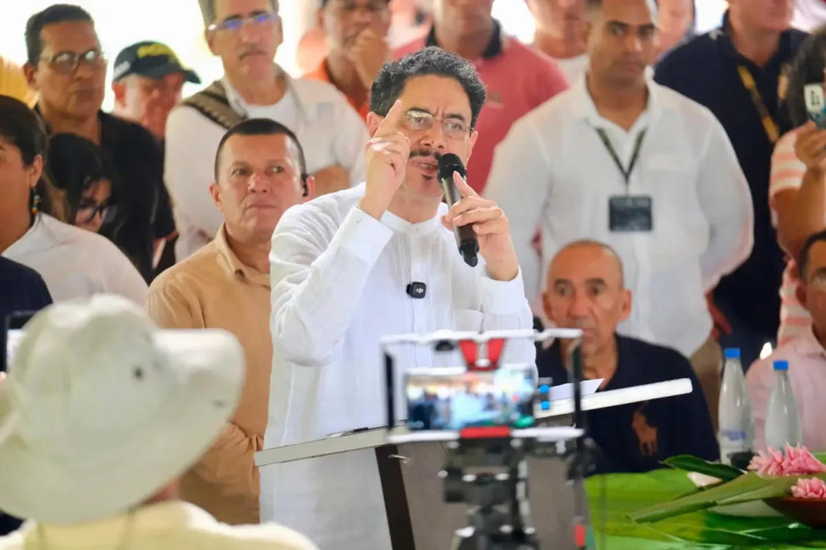 El dirigente conservador afirmó que Iván Cepeda era “más guerrillero que Gustavo Petro” y cuestionó su posición frente a la política de paz del anterior Gobierno. Las declaraciones generaron una respuesta inmediata del senador, quien anunció que acudirá ante la Fiscalía - Foto: Facebook Iván Cepeda