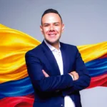 La trayectoria de Acosta también incluye experiencia como docente de la Escuela de Posgrados de la Policía Nacional Miguel Antonio Lleras Pizarro, donde estuvo vinculado a programas relacionados con política pública, gestión pública y seguridad. Además, trabajó como coordinador ejecutivo de la Unidad de Trabajo Legislativo del entonces senador John Milton Rodríguez, uno de los principales referentes políticos de los sectores cristianos en Colombia - Foto: Facebook Marco Acosta