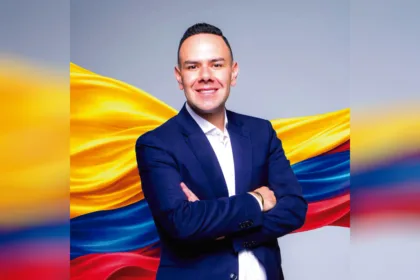 La trayectoria de Acosta también incluye experiencia como docente de la Escuela de Posgrados de la Policía Nacional Miguel Antonio Lleras Pizarro, donde estuvo vinculado a programas relacionados con política pública, gestión pública y seguridad. Además, trabajó como coordinador ejecutivo de la Unidad de Trabajo Legislativo del entonces senador John Milton Rodríguez, uno de los principales referentes políticos de los sectores cristianos en Colombia - Foto: Facebook Marco Acosta