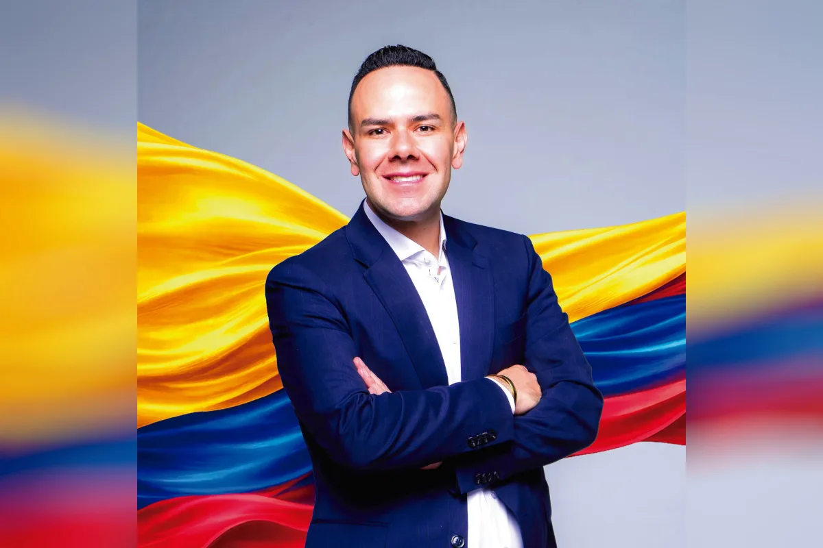 La trayectoria de Acosta también incluye experiencia como docente de la Escuela de Posgrados de la Policía Nacional Miguel Antonio Lleras Pizarro, donde estuvo vinculado a programas relacionados con política pública, gestión pública y seguridad. Además, trabajó como coordinador ejecutivo de la Unidad de Trabajo Legislativo del entonces senador John Milton Rodríguez, uno de los principales referentes políticos de los sectores cristianos en Colombia - Foto: Facebook Marco Acosta
