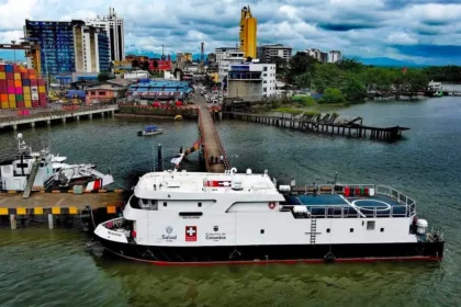 El Benkos Biohó cuenta con consultorios, laboratorio, rayos X, ecografía, farmacia y capacidad para prestar servicios de cirugía, además de transportar personal médico e insumos. Su autonomía operativa y su posibilidad de desplazarse por territorios de difícil acceso fueron presentadas como algunas de sus principales ventajas - Foto: Alcaldía de Buenaventura