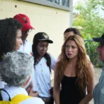 La artista también anunció, junto con Buffett y la Fundación Pies Descalzos, un proyecto para impulsar la construcción de diez nuevos colegios en el departamento. La iniciativa busca atender parte de los daños que dejó el terremoto en la infraestructura educativa - Foto: Gobernación de Chocó