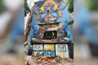 La salida no se hizo por una ruta convencional. El piano tuvo que ser retirado por el espacio correspondiente al mural “Metáfora del Equilibrio”, una maniobra que permitió sacar del inmueble una pieza que, durante décadas, había formado parte de su identidad - Foto: Alcaldía de Pereira