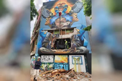 La salida no se hizo por una ruta convencional. El piano tuvo que ser retirado por el espacio correspondiente al mural “Metáfora del Equilibrio”, una maniobra que permitió sacar del inmueble una pieza que, durante décadas, había formado parte de su identidad - Foto: Alcaldía de Pereira