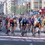 Mientras el ciclismo asimilaba la noticia, la carrera continuó y el francés Bryan Coquard se impuso en el sprint final por delante del danés Mads Pedersen y del belga Jordi Meeus. Para el corredor de Cofidis fue un triunfo histórico, el primero de su trayectoria en una gran vuelta después de quince años como profesional - Foto: Vuelta a España
