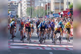 Mientras el ciclismo asimilaba la noticia, la carrera continuó y el francés Bryan Coquard se impuso en el sprint final por delante del danés Mads Pedersen y del belga Jordi Meeus. Para el corredor de Cofidis fue un triunfo histórico, el primero de su trayectoria en una gran vuelta después de quince años como profesional - Foto: Vuelta a España