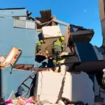 El balance de Asocapitales confirma que la emergencia es multidimensional: además de las pérdidas humanas, involucra hospitales, viviendas, edificios públicos y privados, aeropuertos, vías, transporte, acueductos, energía, telecomunicaciones, universidades y bienes patrimoniales. Por eso, las cifras conocidas hasta ahora no constituyen todavía un balance definitivo de la magnitud del desastre - Foto: Policía Nacional