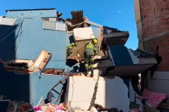 El balance de Asocapitales confirma que la emergencia es multidimensional: además de las pérdidas humanas, involucra hospitales, viviendas, edificios públicos y privados, aeropuertos, vías, transporte, acueductos, energía, telecomunicaciones, universidades y bienes patrimoniales. Por eso, las cifras conocidas hasta ahora no constituyen todavía un balance definitivo de la magnitud del desastre - Foto: Policía Nacional