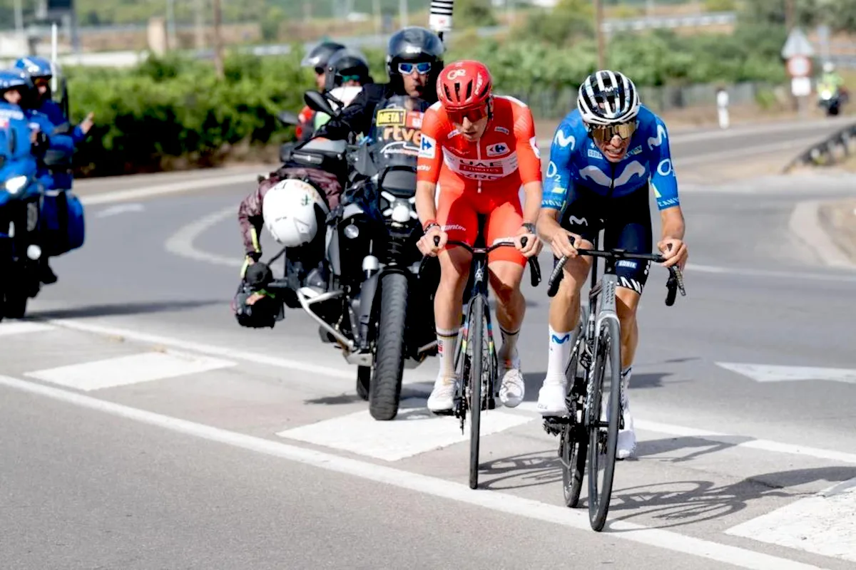 La victoria se decidió finalmente al sprint en Castellón. Pogacar impuso su velocidad frente a Mas y consiguió el sexto triunfo de su carrera en La Vuelta. Con esta victoria, además, igualó una marca que no se veía desde 2007: se convirtió en el primer corredor desde Óscar Freire en ganar tres etapas durante los primeros seis días de competición - Foto: Vuelta a España