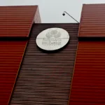 La Defensoría del Pueblo abrió un nuevo capítulo en la controversia por el lenguaje institucional del Instituto Colombiano de Bienestar Familiar (ICBF), después de que se conociera una orientación para utilizar expresiones como “niñez” en lugar de mencionar de manera explícita a las niñas. El requerimiento fue presentado por la defensora del Pueblo, Iris Marín, quien el 25 de agosto dirigió una comunicación a la directora del ICBF, María Carolina Restrepo Cañavera. En ella pidió información detallada sobre las instrucciones impartidas por la entidad respecto al lenguaje utilizado en sus comunicaciones. La controversia comenzó después de que se conociera una instrucción de la Regional Huila del ICBF para utilizar la expresión “niños y adolescentes” en sus comunicaciones, sin mencionar expresamente a las niñas. La orientación generó críticas y abrió un debate sobre la forma en que el Estado debe nombrar y visibilizar a la población infantil. El asunto llegó a la dirección nacional del Instituto, cuya titular defendió posteriormente el uso del concepto “niñez”. Restrepo sostuvo que se trata de una expresión que comprende tanto a niños como a niñas y que la entidad no pretende excluir a las menores de sus comunicaciones. Precisamente esa explicación llevó a la Defensoría a solicitar mayores precisiones. El organismo quiere establecer cuál es la directriz vigente, quién la impartió, cuándo fue adoptada y cuál es su alcance dentro de la estructura del ICBF. La solicitud no se limita a conocer si debe utilizarse una palabra u otra. La Defensoría también pidió que el ICBF informe si la orientación tiene carácter nacional o si corresponde únicamente a determinadas regionales, además de remitir las comunicaciones o documentos en los que haya sido aplicada. Otro de los puntos centrales del requerimiento está relacionado con los fundamentos de la decisión. La Defensoría pidió conocer las razones técnicas, jurídicas, comunicativas, de derechos humanos y de género que fueron consideradas para adoptar la orientación. Para la Defensoría, el lenguaje utilizado por las instituciones públicas puede tener consecuencias más allá de lo estrictamente semántico. Nombrar de manera diferenciada a niñas y niños permite identificar las condiciones particulares en las que cada grupo enfrenta vulneraciones de derechos. El organismo señaló que esta distinción puede ser especialmente relevante para caracterizar fenómenos como la violencia sexual, la explotación, la trata, el reclutamiento y otras formas de violencia que afectan de manera diferenciada a las niñas. La identificación específica de las víctimas puede contribuir, además, a diseñar políticas públicas dirigidas a sus necesidades. La Defensoría también puso sobre la mesa el enfoque de género previsto en el ordenamiento jurídico colombiano. En su requerimiento citó la Sentencia C-804 de 2006 de la Corte Constitucional, relacionada con el uso del masculino como referente universal cuando esto puede generar invisibilización. También hizo referencia al artículo 12 de la Ley 1098 de 2006, que establece la perspectiva de género en los ámbitos relacionados con niños, niñas y adolescentes. El debate, por tanto, no plantea que la palabra “niñez” sea incorrecta. El término puede utilizarse como una categoría general para referirse a la población infantil. La discusión está en determinar si su utilización debe convertirse en un reemplazo sistemático de expresiones que permiten identificar específicamente a niñas y niños. Desde el ICBF se ha insistido en que no existe una intención de “borrar a las niñas” de su lenguaje institucional. La entidad sostiene que su propósito es utilizar un lenguaje que considere claro e incluyente y que “niñez” abarca a la población infantil en su conjunto. La posición del Instituto también encuentra un elemento que complejiza la controversia: sus propias comunicaciones recientes continúan utilizando expresiones diferenciadas. La entidad ha empleado tanto “niñez y adolescencia” como fórmulas que mencionan explícitamente a “niñas, niños y adolescentes”. Esto dificulta afirmar, por ahora, que exista una eliminación absoluta de la palabra “niñas” en todas sus comunicaciones. Por esa razón, uno de los principales interrogantes que deberá resolver el ICBF es si se trata de una recomendación de estilo para determinados contenidos o de una instrucción institucional con aplicación general. La diferencia es relevante porque determinaría el alcance real de la medida. La Defensoría también pidió que el Instituto evalúe los efectos que la orientación podría tener sobre el reconocimiento de las niñas como sujetos específicos de derechos. En caso de identificar consecuencias negativas, la entidad deberá precisar si contempla revisar, modificar o ajustar la instrucción. La discusión cobra especial importancia en un país en el que las niñas y adolescentes enfrentan formas específicas de violencia. En estos casos, sustituir una referencia concreta por una categoría colectiva podría dificultar la identificación pública de determinadas desigualdades si el contexto exige distinguir quiénes son las principales víctimas. Al mismo tiempo, el debate muestra la tensión entre dos formas de entender el lenguaje institucional. Por un lado, está la búsqueda de términos generales como “niñez”, que el ICBF considera incluyentes. Por otro, está la necesidad de utilizar categorías diferenciadas cuando las características de una población son relevantes para comprender una vulneración de derechos. La controversia también ha provocado reacciones políticas y sociales. Sectores que cuestionan la orientación consideran que dejar de nombrar expresamente a las niñas puede contribuir a invisibilizar las violencias que las afectan, mientras que el ICBF sostiene que la utilización de “niñez” no implica desconocerlas. El requerimiento de la Defensoría no constituye, por ahora, una decisión que ordene al ICBF modificar su lenguaje. Se trata de una solicitud formal de información destinada a determinar qué directriz existe, cuál es su fundamento y cuáles pueden ser sus consecuencias. La respuesta del Instituto permitirá establecer si la polémica corresponde a una instrucción puntual de la Regional Huila o si existe una política nacional sobre el uso de las expresiones “niñas”, “niños”, “adolescentes” y “niñez”. También deberá aclarar si la entidad considera necesario ajustar sus lineamientos a partir de las observaciones formuladas por la Defensoría. Mientras esa respuesta se conoce, la discusión permanece abierta. Más allá de una disputa sobre palabras, el caso plantea una pregunta sobre la manera en que las instituciones públicas deben comunicar las diferencias y desigualdades que afectan a la infancia. Para la Defensoría, nombrar a las niñas cuando las circunstancias lo requieren puede ser una herramienta para reconocer sus derechos y orientar respuestas específicas frente a las violencias que las afectan - Foto: Archivo/Ronald Cano