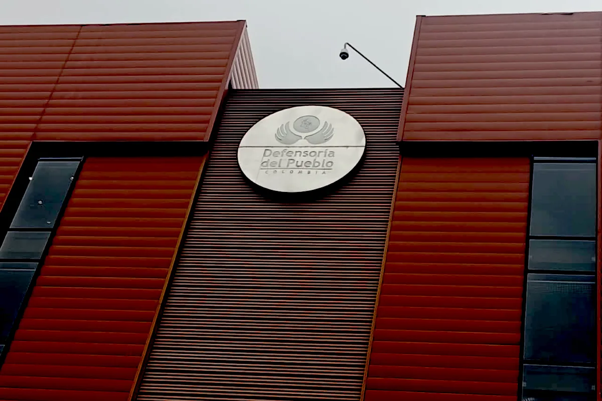 La Defensoría del Pueblo abrió un nuevo capítulo en la controversia por el lenguaje institucional del Instituto Colombiano de Bienestar Familiar (ICBF), después de que se conociera una orientación para utilizar expresiones como “niñez” en lugar de mencionar de manera explícita a las niñas. El requerimiento fue presentado por la defensora del Pueblo, Iris Marín, quien el 25 de agosto dirigió una comunicación a la directora del ICBF, María Carolina Restrepo Cañavera. En ella pidió información detallada sobre las instrucciones impartidas por la entidad respecto al lenguaje utilizado en sus comunicaciones. La controversia comenzó después de que se conociera una instrucción de la Regional Huila del ICBF para utilizar la expresión “niños y adolescentes” en sus comunicaciones, sin mencionar expresamente a las niñas. La orientación generó críticas y abrió un debate sobre la forma en que el Estado debe nombrar y visibilizar a la población infantil. El asunto llegó a la dirección nacional del Instituto, cuya titular defendió posteriormente el uso del concepto “niñez”. Restrepo sostuvo que se trata de una expresión que comprende tanto a niños como a niñas y que la entidad no pretende excluir a las menores de sus comunicaciones. Precisamente esa explicación llevó a la Defensoría a solicitar mayores precisiones. El organismo quiere establecer cuál es la directriz vigente, quién la impartió, cuándo fue adoptada y cuál es su alcance dentro de la estructura del ICBF. La solicitud no se limita a conocer si debe utilizarse una palabra u otra. La Defensoría también pidió que el ICBF informe si la orientación tiene carácter nacional o si corresponde únicamente a determinadas regionales, además de remitir las comunicaciones o documentos en los que haya sido aplicada. Otro de los puntos centrales del requerimiento está relacionado con los fundamentos de la decisión. La Defensoría pidió conocer las razones técnicas, jurídicas, comunicativas, de derechos humanos y de género que fueron consideradas para adoptar la orientación. Para la Defensoría, el lenguaje utilizado por las instituciones públicas puede tener consecuencias más allá de lo estrictamente semántico. Nombrar de manera diferenciada a niñas y niños permite identificar las condiciones particulares en las que cada grupo enfrenta vulneraciones de derechos. El organismo señaló que esta distinción puede ser especialmente relevante para caracterizar fenómenos como la violencia sexual, la explotación, la trata, el reclutamiento y otras formas de violencia que afectan de manera diferenciada a las niñas. La identificación específica de las víctimas puede contribuir, además, a diseñar políticas públicas dirigidas a sus necesidades. La Defensoría también puso sobre la mesa el enfoque de género previsto en el ordenamiento jurídico colombiano. En su requerimiento citó la Sentencia C-804 de 2006 de la Corte Constitucional, relacionada con el uso del masculino como referente universal cuando esto puede generar invisibilización. También hizo referencia al artículo 12 de la Ley 1098 de 2006, que establece la perspectiva de género en los ámbitos relacionados con niños, niñas y adolescentes. El debate, por tanto, no plantea que la palabra “niñez” sea incorrecta. El término puede utilizarse como una categoría general para referirse a la población infantil. La discusión está en determinar si su utilización debe convertirse en un reemplazo sistemático de expresiones que permiten identificar específicamente a niñas y niños. Desde el ICBF se ha insistido en que no existe una intención de “borrar a las niñas” de su lenguaje institucional. La entidad sostiene que su propósito es utilizar un lenguaje que considere claro e incluyente y que “niñez” abarca a la población infantil en su conjunto. La posición del Instituto también encuentra un elemento que complejiza la controversia: sus propias comunicaciones recientes continúan utilizando expresiones diferenciadas. La entidad ha empleado tanto “niñez y adolescencia” como fórmulas que mencionan explícitamente a “niñas, niños y adolescentes”. Esto dificulta afirmar, por ahora, que exista una eliminación absoluta de la palabra “niñas” en todas sus comunicaciones. Por esa razón, uno de los principales interrogantes que deberá resolver el ICBF es si se trata de una recomendación de estilo para determinados contenidos o de una instrucción institucional con aplicación general. La diferencia es relevante porque determinaría el alcance real de la medida. La Defensoría también pidió que el Instituto evalúe los efectos que la orientación podría tener sobre el reconocimiento de las niñas como sujetos específicos de derechos. En caso de identificar consecuencias negativas, la entidad deberá precisar si contempla revisar, modificar o ajustar la instrucción. La discusión cobra especial importancia en un país en el que las niñas y adolescentes enfrentan formas específicas de violencia. En estos casos, sustituir una referencia concreta por una categoría colectiva podría dificultar la identificación pública de determinadas desigualdades si el contexto exige distinguir quiénes son las principales víctimas. Al mismo tiempo, el debate muestra la tensión entre dos formas de entender el lenguaje institucional. Por un lado, está la búsqueda de términos generales como “niñez”, que el ICBF considera incluyentes. Por otro, está la necesidad de utilizar categorías diferenciadas cuando las características de una población son relevantes para comprender una vulneración de derechos. La controversia también ha provocado reacciones políticas y sociales. Sectores que cuestionan la orientación consideran que dejar de nombrar expresamente a las niñas puede contribuir a invisibilizar las violencias que las afectan, mientras que el ICBF sostiene que la utilización de “niñez” no implica desconocerlas. El requerimiento de la Defensoría no constituye, por ahora, una decisión que ordene al ICBF modificar su lenguaje. Se trata de una solicitud formal de información destinada a determinar qué directriz existe, cuál es su fundamento y cuáles pueden ser sus consecuencias. La respuesta del Instituto permitirá establecer si la polémica corresponde a una instrucción puntual de la Regional Huila o si existe una política nacional sobre el uso de las expresiones “niñas”, “niños”, “adolescentes” y “niñez”. También deberá aclarar si la entidad considera necesario ajustar sus lineamientos a partir de las observaciones formuladas por la Defensoría. Mientras esa respuesta se conoce, la discusión permanece abierta. Más allá de una disputa sobre palabras, el caso plantea una pregunta sobre la manera en que las instituciones públicas deben comunicar las diferencias y desigualdades que afectan a la infancia. Para la Defensoría, nombrar a las niñas cuando las circunstancias lo requieren puede ser una herramienta para reconocer sus derechos y orientar respuestas específicas frente a las violencias que las afectan - Foto: Archivo/Ronald Cano