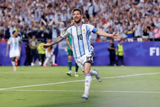 El argentino se marcha como máximo goleador y jugador con más partidos disputados en la historia de la selección. Cerró su trayectoria internacional con 207 apariciones y 125 goles, cifras que consolidan una dimensión estadística difícil de igualar - Foto: FIFA
