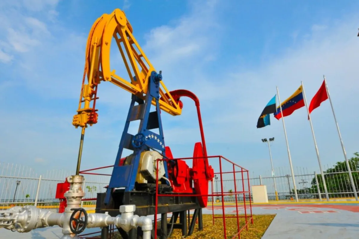 El pacto contempla el desarrollo de 17 campos estratégicos, incluidos ocho bloques nuevos en la Faja Petrolífera del Orinoco, con una meta de producción superior a 1,5 millones de barriles diarios. Delcy Rodríguez afirmó que tendrá una vigencia de 25 años y calculó que podría generar unos 209.335 millones de dólares para Venezuela, tomando como referencia un precio de 65 dólares por barril - Foto: Minhidrocarburos Venezuela