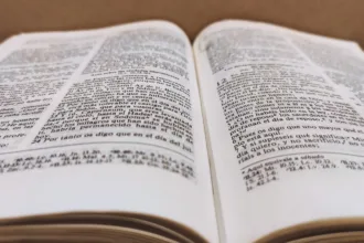 El primer caso se originó en Chía, Cundinamarca, donde el Concejo Municipal había establecido mediante un acuerdo el 30 de septiembre como “Día de la Biblia”. El Tribunal Administrativo de Cundinamarca dejó sin efecto esa decisión al considerar que desconocía el principio de laicidad y neutralidad que debe observar el Estado frente a las diferentes creencias religiosas - Foto: Neoredacturus
