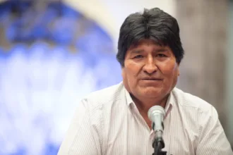 Morales rechazó las nuevas acusaciones y sostuvo que se trata de una persecución política. El expresidente afirmó que la acción judicial busca desviar la atención de la crisis económica y de problemas como la escasez de combustibles, el aumento del costo de vida, la inseguridad y el avance del narcotráfico - Foto: EneasMx