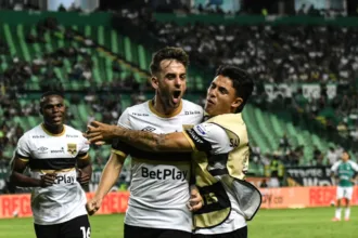 Facundo Boné aprovechó un rebote dentro del área del Deportivo Cali y anotó el 2-2, completando la remontada de un equipo que había estado dos goles abajo - Foto: Unidos 306/Internacional de Bogotá