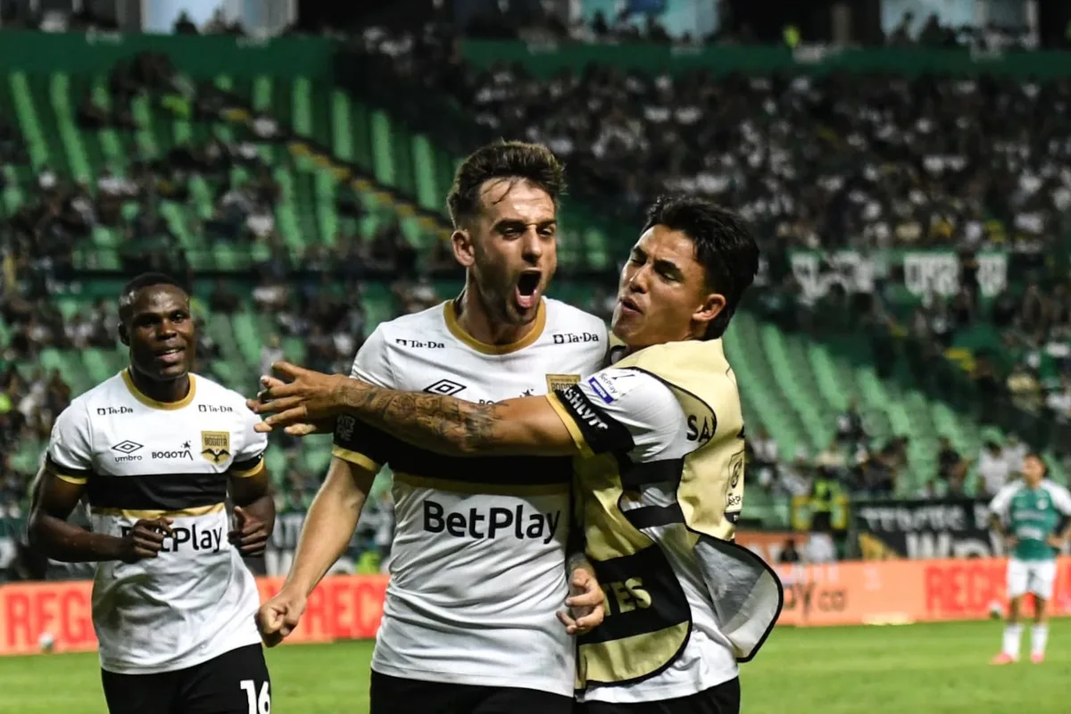 Facundo Boné aprovechó un rebote dentro del área del Deportivo Cali y anotó el 2-2, completando la remontada de un equipo que había estado dos goles abajo - Foto: Unidos 306/Internacional de Bogotá