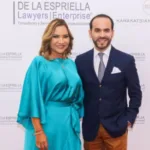 Su paso por ese bufete es el elemento que más atención concentra. Bravo no fue una profesional externa contratada ocasionalmente por la firma, sino que llegó a ser socia y ocupó responsabilidades dentro de la estructura jurídica y administrativa del despacho fundado por el hoy presidente de la República - Foto: Redes Sociales