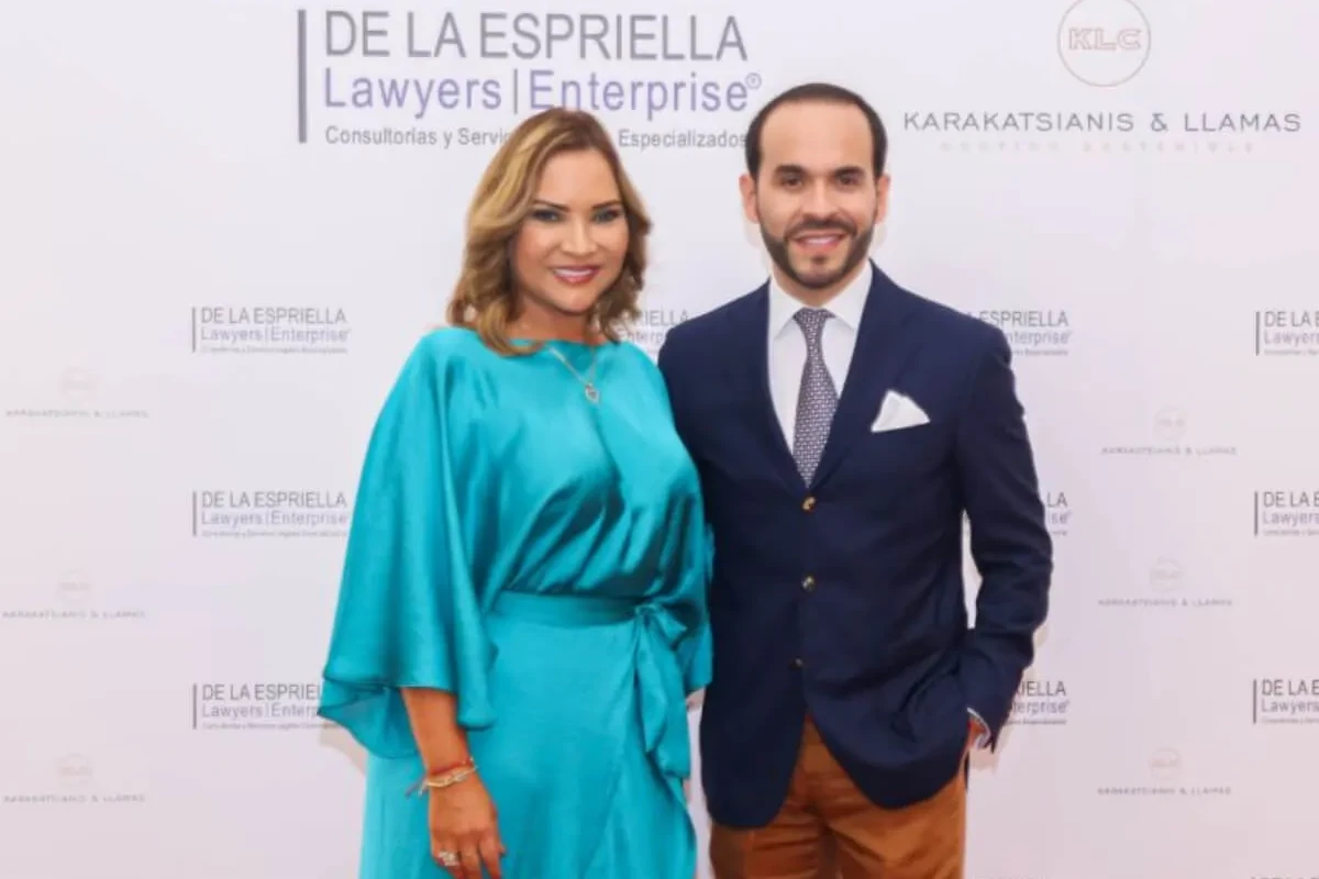 Su paso por ese bufete es el elemento que más atención concentra. Bravo no fue una profesional externa contratada ocasionalmente por la firma, sino que llegó a ser socia y ocupó responsabilidades dentro de la estructura jurídica y administrativa del despacho fundado por el hoy presidente de la República - Foto: Redes Sociales