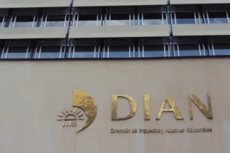 Una estimación citada durante el debate tributario proyectaba para 2026 un recaudo de $2,26 billones por las modificaciones al impuesto al patrimonio para personas naturales. Esa cifra permite dimensionar uno de los posibles huecos que tendría que cubrir el Estado si se elimina ese componente del tributo - Foto: Peter Angritt