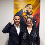 La nueva directora es una figura conocida de la administración pública colombiana. Entre 2003 y 2006 fue ministra de Ambiente, Vivienda y Desarrollo Territorial durante el gobierno de Álvaro Uribe, lo que la convierte en una de las funcionarias de aquella administración que regresan al Ejecutivo con el nuevo Gobierno - Foto: X/@sandrasuarezp