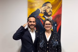 La nueva directora es una figura conocida de la administración pública colombiana. Entre 2003 y 2006 fue ministra de Ambiente, Vivienda y Desarrollo Territorial durante el gobierno de Álvaro Uribe, lo que la convierte en una de las funcionarias de aquella administración que regresan al Ejecutivo con el nuevo Gobierno - Foto: X/@sandrasuarezp