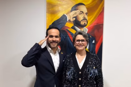 La nueva directora es una figura conocida de la administración pública colombiana. Entre 2003 y 2006 fue ministra de Ambiente, Vivienda y Desarrollo Territorial durante el gobierno de Álvaro Uribe, lo que la convierte en una de las funcionarias de aquella administración que regresan al Ejecutivo con el nuevo Gobierno - Foto: X/@sandrasuarezp