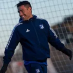 Una de las versiones que ha ganado fuerza es la de una posible incorporación al cuerpo técnico de la selección Colombia. Según informaciones difundidas en medios internacionales, la Federación Colombiana de Fútbol habría considerado a Falcao como una alternativa para integrar el grupo de trabajo del entrenador Néstor Lorenzo. La opción tomaría relevancia ante la experiencia del exdelantero y su conocimiento de la selección - Foto: Millonarios FC