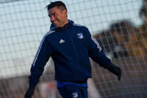 Una de las versiones que ha ganado fuerza es la de una posible incorporación al cuerpo técnico de la selección Colombia. Según informaciones difundidas en medios internacionales, la Federación Colombiana de Fútbol habría considerado a Falcao como una alternativa para integrar el grupo de trabajo del entrenador Néstor Lorenzo. La opción tomaría relevancia ante la experiencia del exdelantero y su conocimiento de la selección - Foto: Millonarios FC