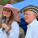 El choque se produjo después de que Valencia afirmara que el Centro Democrático “no es un partido de derecha”. La senadora explicó posteriormente que esa definición no significaba que la colectividad fuera de centro, sino que su identidad no podía reducirse a las categorías ideológicas tradicionales. La afirmación provocó una fuerte reacción de Cabal, quien calificó la postura como una “catástrofe ideológica” - Foto: X/@PalomaValenciaL