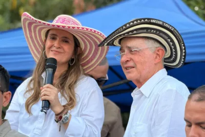 El choque se produjo después de que Valencia afirmara que el Centro Democrático “no es un partido de derecha”. La senadora explicó posteriormente que esa definición no significaba que la colectividad fuera de centro, sino que su identidad no podía reducirse a las categorías ideológicas tradicionales. La afirmación provocó una fuerte reacción de Cabal, quien calificó la postura como una “catástrofe ideológica” - Foto: X/@PalomaValenciaL