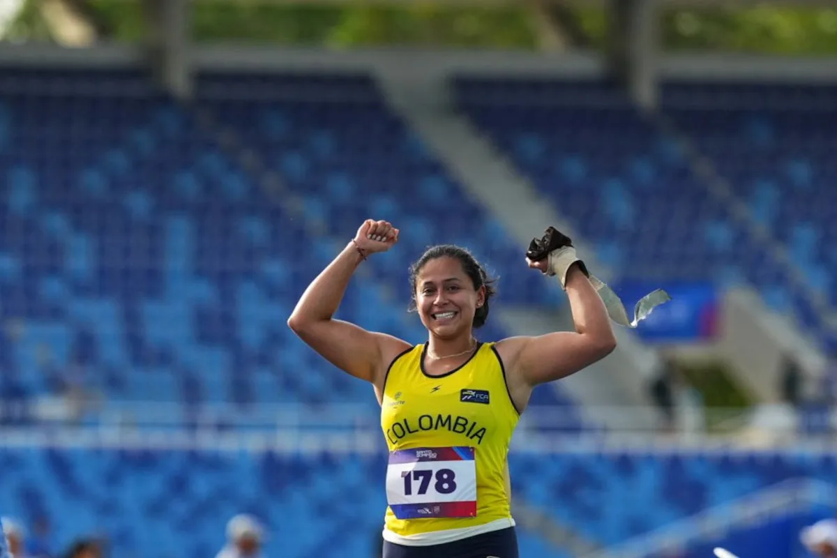 El atletismo colombiano también celebró el oro de Mayra Gaviria en lanzamiento de martillo. La atleta consiguió la victoria con un registro de 67,59 metros y completó una jornada dorada para Colombia junto con Longa - Foto: IDRD/Andrés Rot