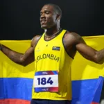 El atleta ya había hecho historia en 2023 al convertirse en el primer colombiano en romper la barrera de los diez segundos en los 100 metros, cuando registró un tiempo de 9,99 segundos. Posteriormente mejoró su marca personal hasta los 9,96 segundos, consolidándose como el mejor velocista que ha tenido el país - Foto: IDRD