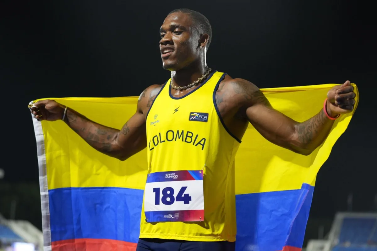 El atleta ya había hecho historia en 2023 al convertirse en el primer colombiano en romper la barrera de los diez segundos en los 100 metros, cuando registró un tiempo de 9,99 segundos. Posteriormente mejoró su marca personal hasta los 9,96 segundos, consolidándose como el mejor velocista que ha tenido el país - Foto: IDRD