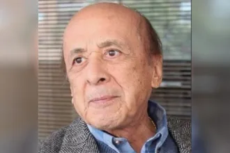 A través de Sábados Felices, Lizarazo abrió oportunidades para numerosos humoristas y actores. Figuras como Jaime “El Flaco” Agudelo, Hugo Patiño, Carlos “El Mocho” Sánchez y otros comediantes encontraron en el programa una plataforma de reconocimiento nacional. Con el paso de los años, el espacio también sirvió como escenario para nuevas generaciones de artistas, lo que permitió que el formato mantuviera su presencia en la televisión incluso después de la salida de su fundador - Foto: X/@ricarospina