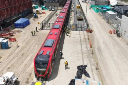 La solicitud surgió tras la divulgación de un video en el que, según las denuncias conocidas públicamente, un alto directivo de CHEC habría recibido una suma de dinero en efectivo de un subcontratista, presuntamente para destrabar el pago de una factura relacionada con la ejecución de la obra - Foto: Metro de Bogotá