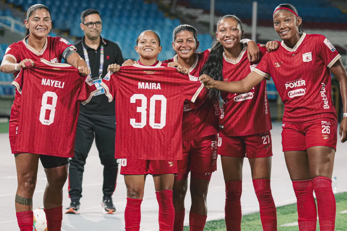 América de Cali consiguió la victoria más amplia de la fecha al imponerse 4-1 sobre Llaneros. Catalina Usme abrió el marcador al minuto 15 para las escarlatas con un gol olímpico, pero Alejandra Guerrero igualó transitoriamente al 21' para la visita. La respuesta americana llegó al minuto 28 con un gol de Stefania Santos y se amplió la ventaja al minuto 37 con tanto de Maura Henao. Catalina Usme volvió a marcar al 63 desde el punto penal para ampliar la ventaja del conjunto caleño - Foto: América de Cali Femenino