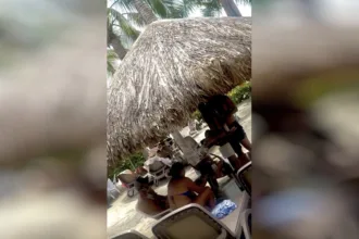 La controversia surgió después de que circularan fotografías y videos en los que se veía al funcionario en la playa. Las imágenes fueron interpretadas por críticos del Gobierno como una señal de que el ministro estaba de vacaciones mientras el país todavía enfrentaba las consecuencias del desastre - Foto: Redes Sociales