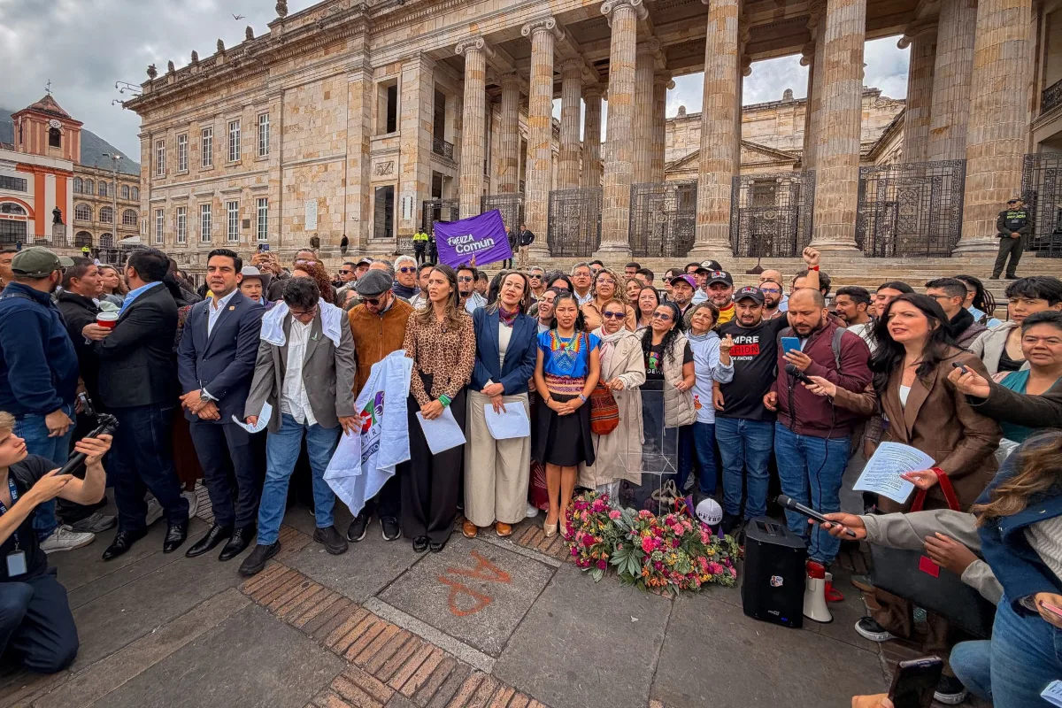La reunión estuvo precedida por una denuncia de Carolina Corcho, quien aseguró que el sector había intentado reunirse dentro del Capitolio, pero encontró obstáculos de las mesas directivas del Senado y la Cámara de Representantes, así como de la Alcaldía de Bogotá - Foto: X/@carolinacorcho