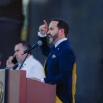 De la Espriella comenzó su intervención con una invocación a Jesucristo y presentó desde el comienzo una concepción del Gobierno estrechamente vinculada con Dios, la patria y el pueblo. Dijo que esos tres elementos le habían otorgado el lugar que ocupaba y sostuvo que era necesario estar “de rodillas ante Dios” para cumplir los objetivos de su administración - Foto: Prensa Abelardo de La Espriella