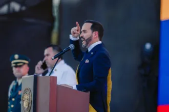 De la Espriella comenzó su intervención con una invocación a Jesucristo y presentó desde el comienzo una concepción del Gobierno estrechamente vinculada con Dios, la patria y el pueblo. Dijo que esos tres elementos le habían otorgado el lugar que ocupaba y sostuvo que era necesario estar “de rodillas ante Dios” para cumplir los objetivos de su administración - Foto: Prensa Abelardo de La Espriella