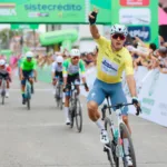 El rendimiento de Paredes también obliga a sus rivales a modificar sus estrategias. Con una ventaja de 10 segundos sobre Vega y 14 sobre Castillo, el margen no es definitivo, pero el corredor del Team Medellín-EPM ya cuenta con una posición privilegiada antes de que la carrera avance hacia jornadas que puedan generar mayores diferencias - Foto: Fedeciclismo