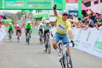 El rendimiento de Paredes también obliga a sus rivales a modificar sus estrategias. Con una ventaja de 10 segundos sobre Vega y 14 sobre Castillo, el margen no es definitivo, pero el corredor del Team Medellín-EPM ya cuenta con una posición privilegiada antes de que la carrera avance hacia jornadas que puedan generar mayores diferencias - Foto: Fedeciclismo