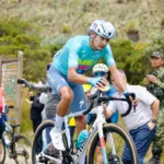 El ciclista nacido hace 28 años en Tuta, Boyacá, supo administrar sus fuerzas durante una jornada marcada por la alta montaña y terminó imponiéndose con autoridad en la llegada al Alto del Sifón - Foto: Fedeciclismo