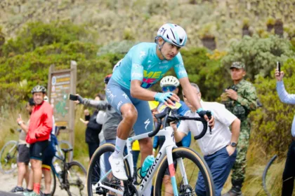 El ciclista nacido hace 28 años en Tuta, Boyacá, supo administrar sus fuerzas durante una jornada marcada por la alta montaña y terminó imponiéndose con autoridad en la llegada al Alto del Sifón - Foto: Fedeciclismo