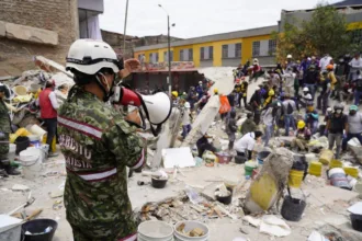 La operación de rescate, entretanto, registra 353 personas rescatadas. Esta cifra refleja el trabajo desplegado por los organismos de socorro desde las primeras horas posteriores al terremoto y mantiene abierta la posibilidad de encontrar sobrevivientes mientras las condiciones de seguridad permitan continuar las labores - Foto: Ejército Nacional