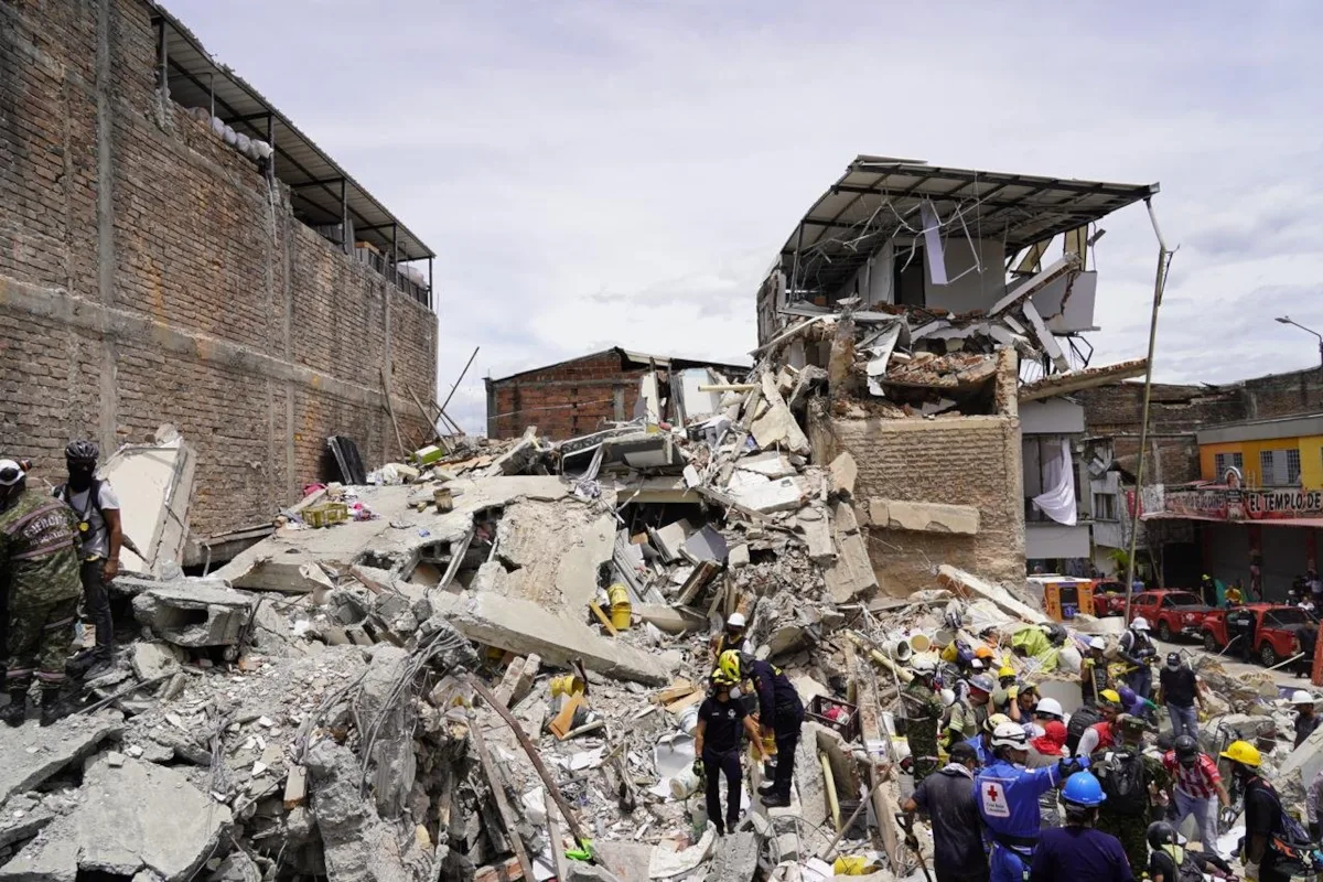 Uno de los mayores desafíos sigue siendo la localización de las personas desaparecidas. En las capitales, Asocapitales contabiliza 279 casos: 230 en Cali, 45 en Pereira y cuatro en Quibdó. Las operaciones requieren grupos USAR y BREC, maquinaria pesada, equipos de comunicaciones, ingenieros y arquitectos, además de herramientas para remover escombros de manera segura - Foto: Ejército Nacional