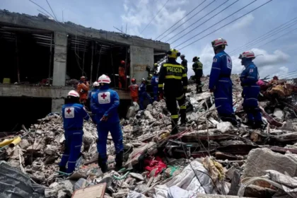 El primer foco de cuestionamiento está en la distancia entre el epicentro y varios de los territorios incluidos. Mientras los balances de la emergencia han concentrado la devastación más severa en Chocó, Valle del Cauca, Risaralda, Caldas y Quindío, la declaratoria extendió sus efectos a departamentos como Bolívar, Norte de Santander, Sucre y Nariño, además de otros territorios que se encuentran lejos del núcleo geográfico del desastre - Foto: Cruz Roja Colombiana